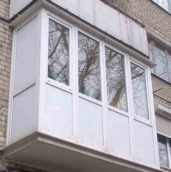 Французский балкон с полным остеклением от пола до потолка