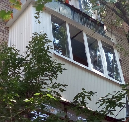 Балкон под ключ с разваркой и сайдингом снаружи