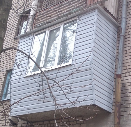 Балкон под ключ, остекление с поворотно-откидной створкой
